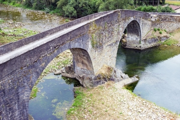 RESTAURACIÓN DEL PUENTE MEDIEVAL DE PUENTE DE ARCO EN LAVIANA