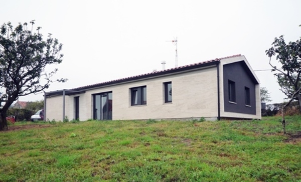 VIVIENDA UNIFAMILIAR AISLADA Y EDIFICIO AUXILIAR EN ARGÜERO, VILLAVICIOSA